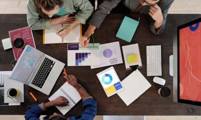 Réunion entre start-up et investisseurs privés présentant un projet et discutant de financement pour la croissance de l’entreprise
